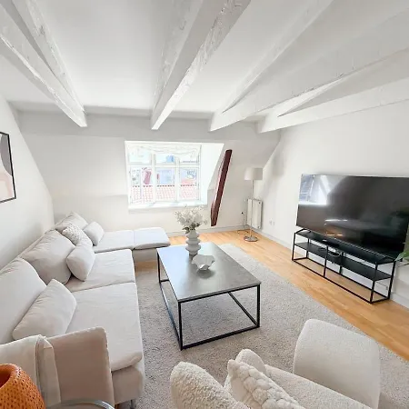 Spacious And Bright 4-room In Downtown