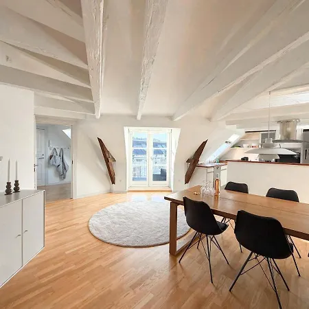 Spacious And Bright 4-room In Downtown *
