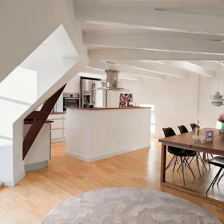 Spacious And Bright 4-room In Downtown *