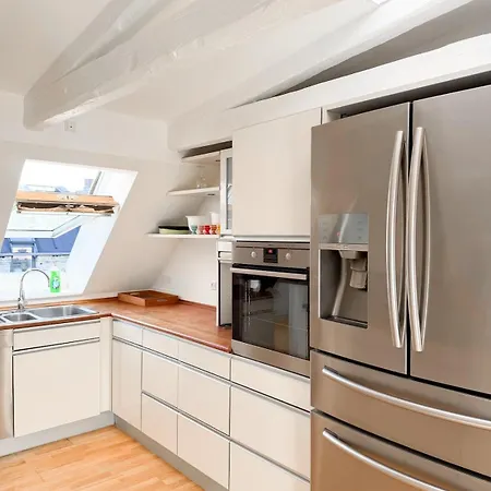 Spacious And Bright 4-room In Downtown