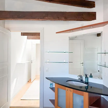 Spacious And Bright 4-room In Downtown Apartment *